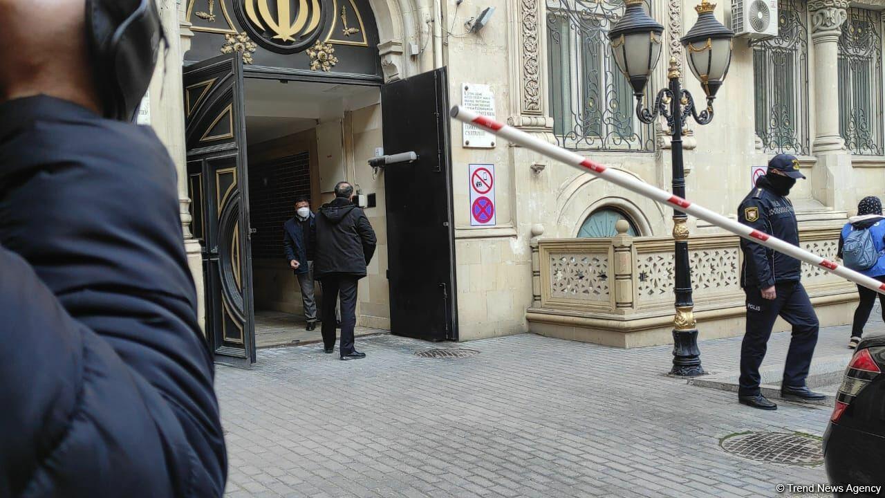 Дипломаты посольства Ирана в Баку бегут из здания