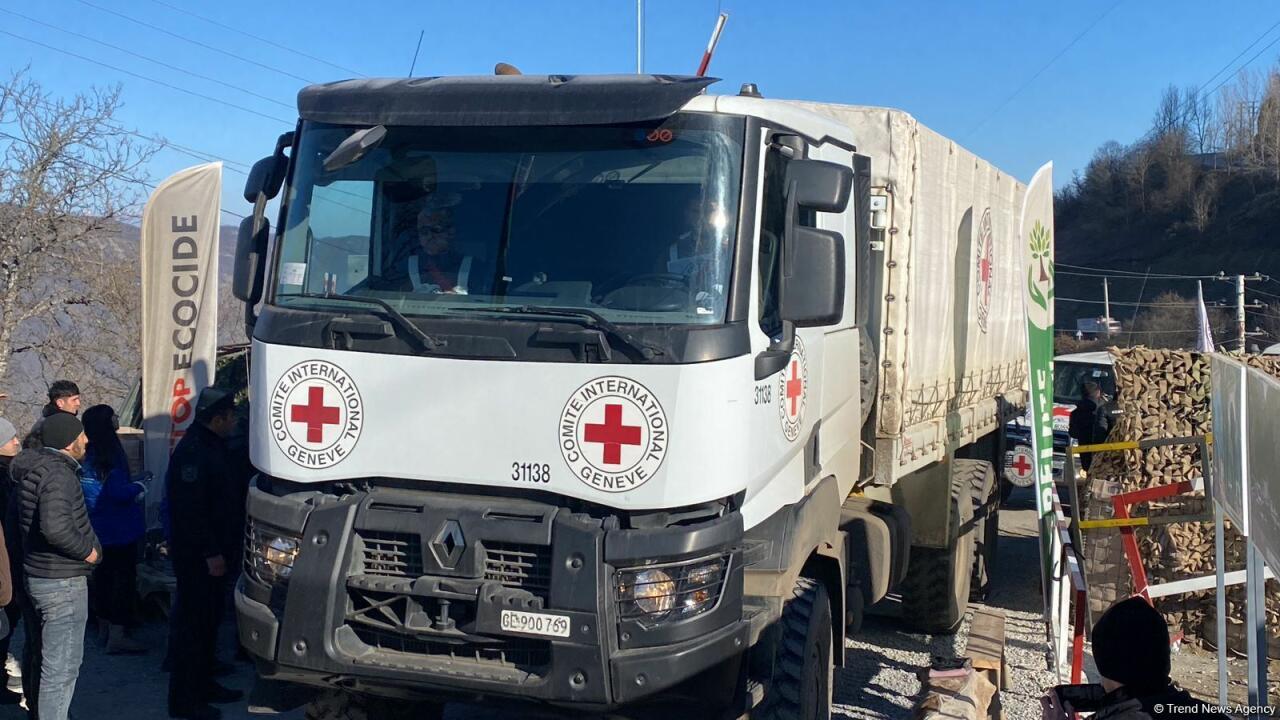 По Лачинской дороге беспрепятственно проехала колонна автомобилей Красного Креста