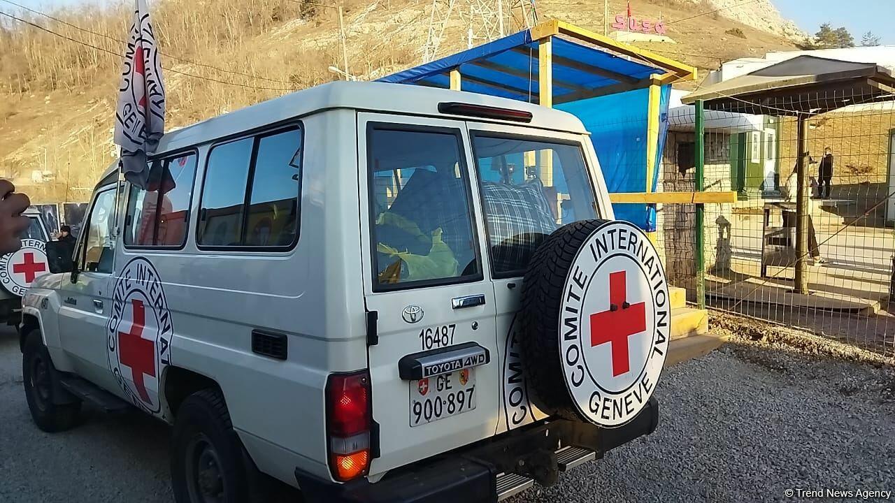 По Лачинской дороге проехали семь автомашин Красного Креста