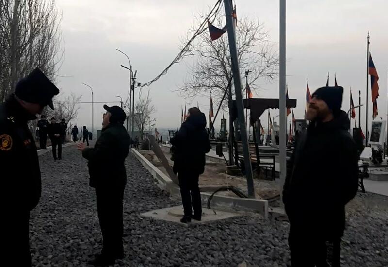 Пашиняна оскорбили на военном кладбище в Ереване