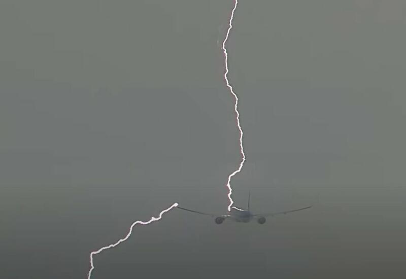 В Анталии в самолет с туристами ударила молния