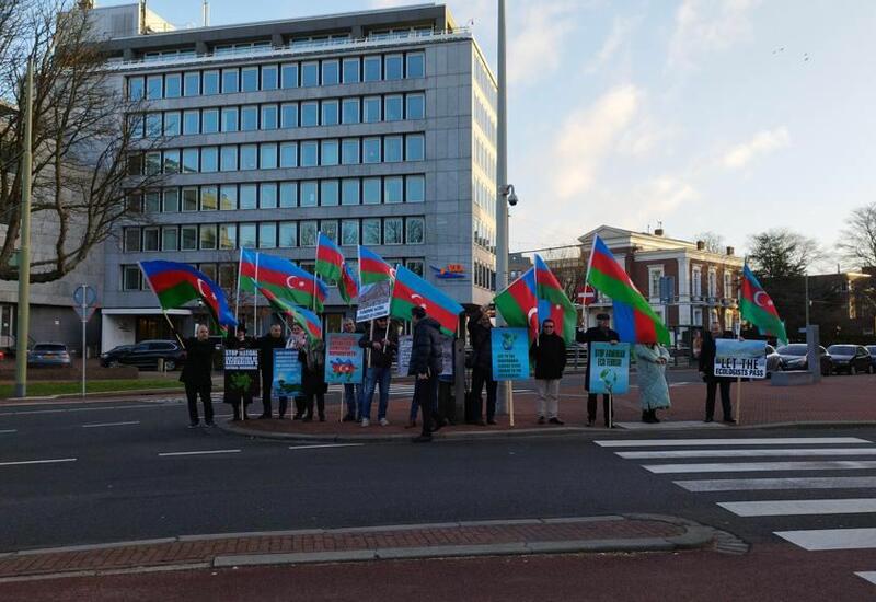 Активисты азербайджанской диаспоры собрались перед Дворцом мира в Гааге