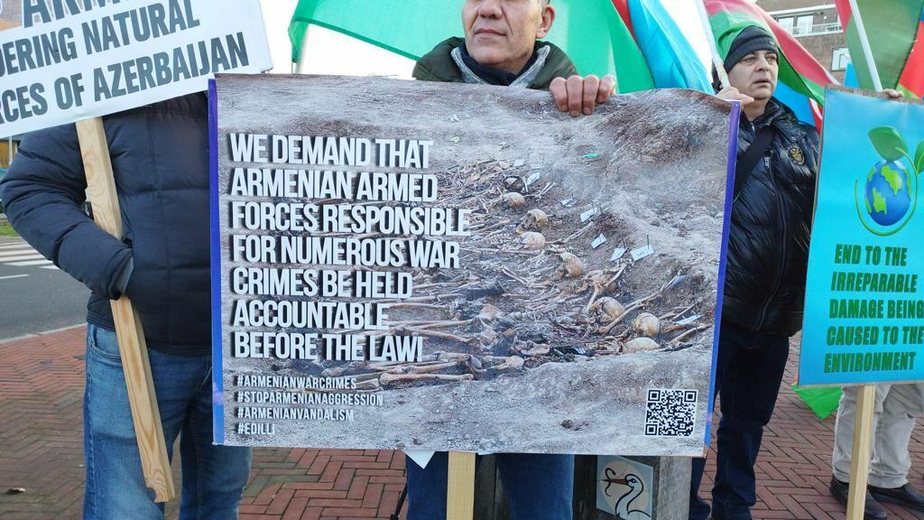 Активисты азербайджанской диаспоры собрались перед Дворцом мира в Гааге