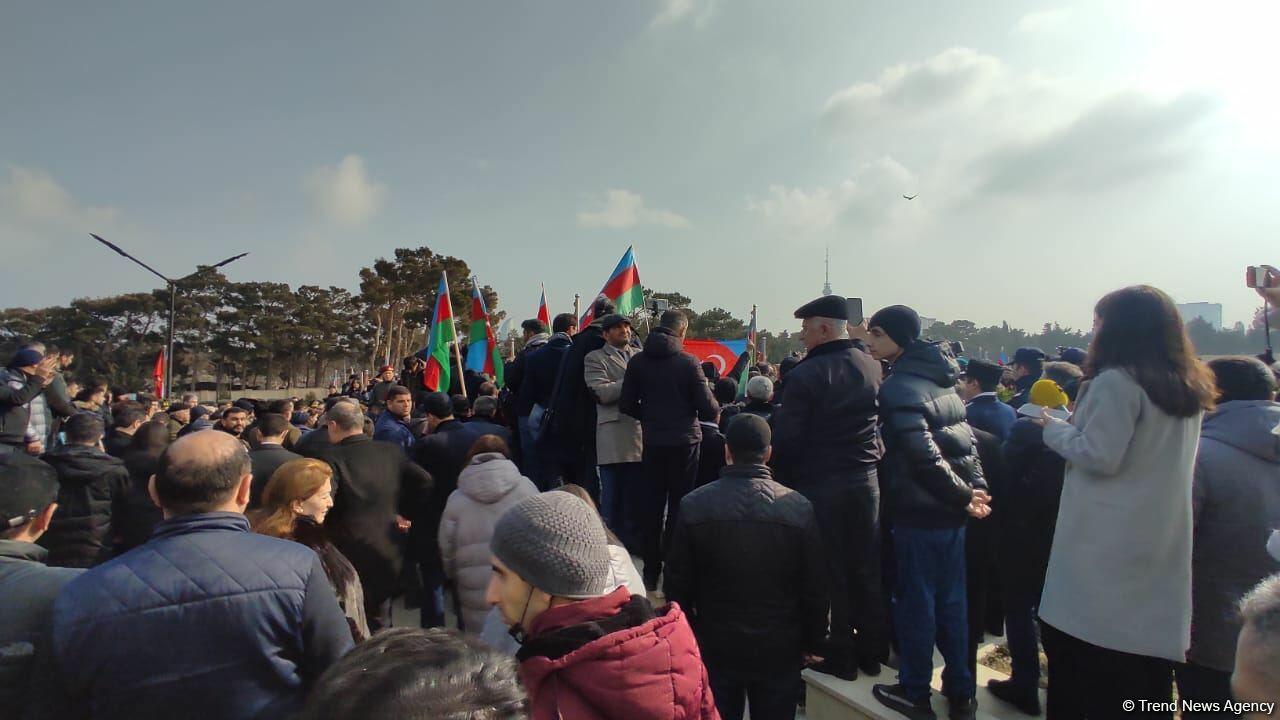 На похоронах Орхана Аскерова массовое скопление людей, пришедших попрощаться с шехидом