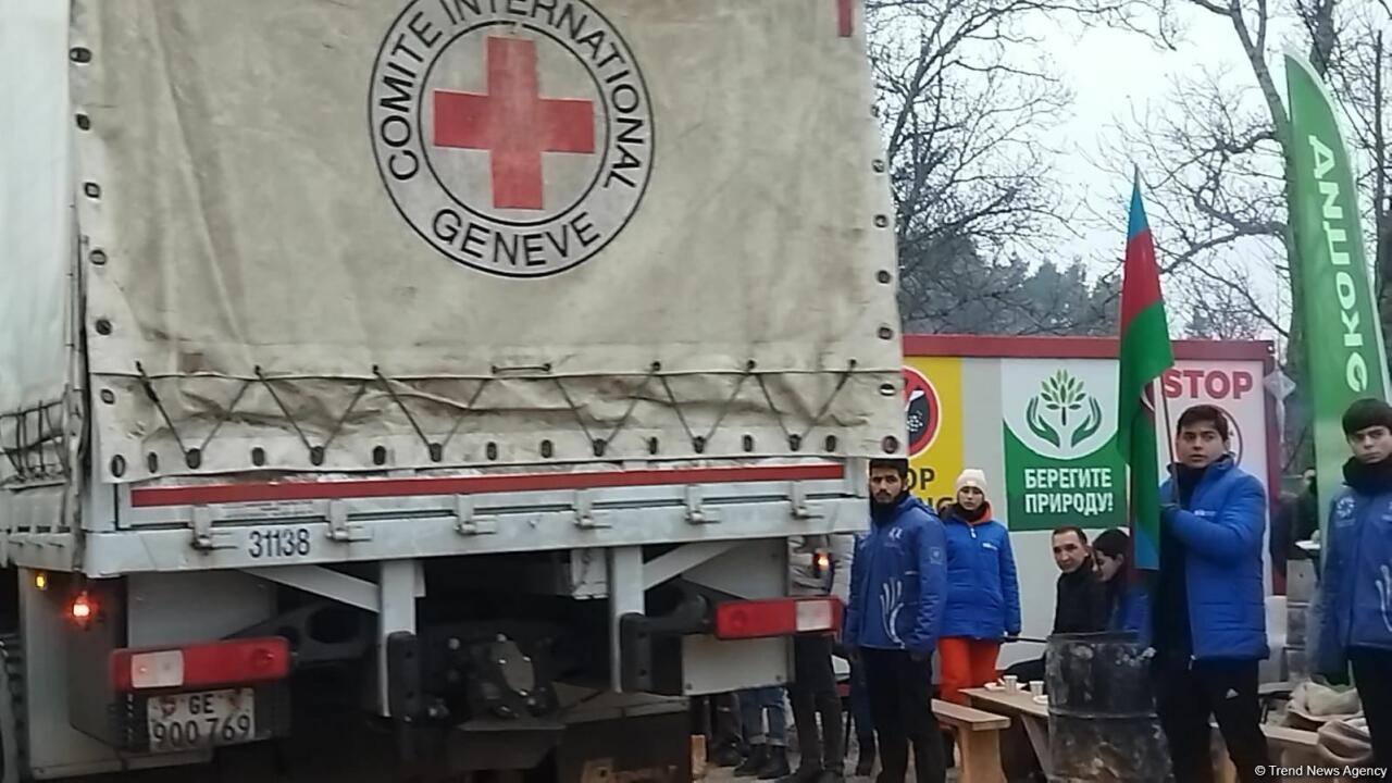 По Лачинской дороге проехали автомобили Красного Креста