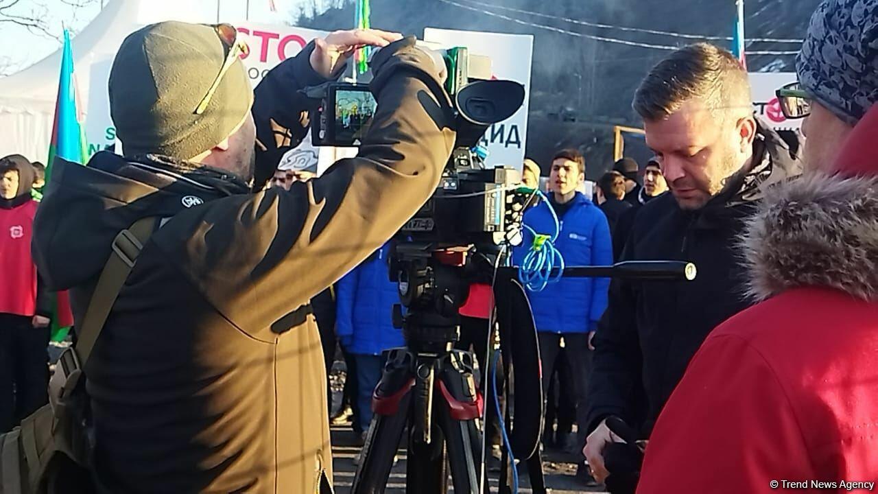 Акцию на Лачинской дороге освещают сотрудники чешского телевидения