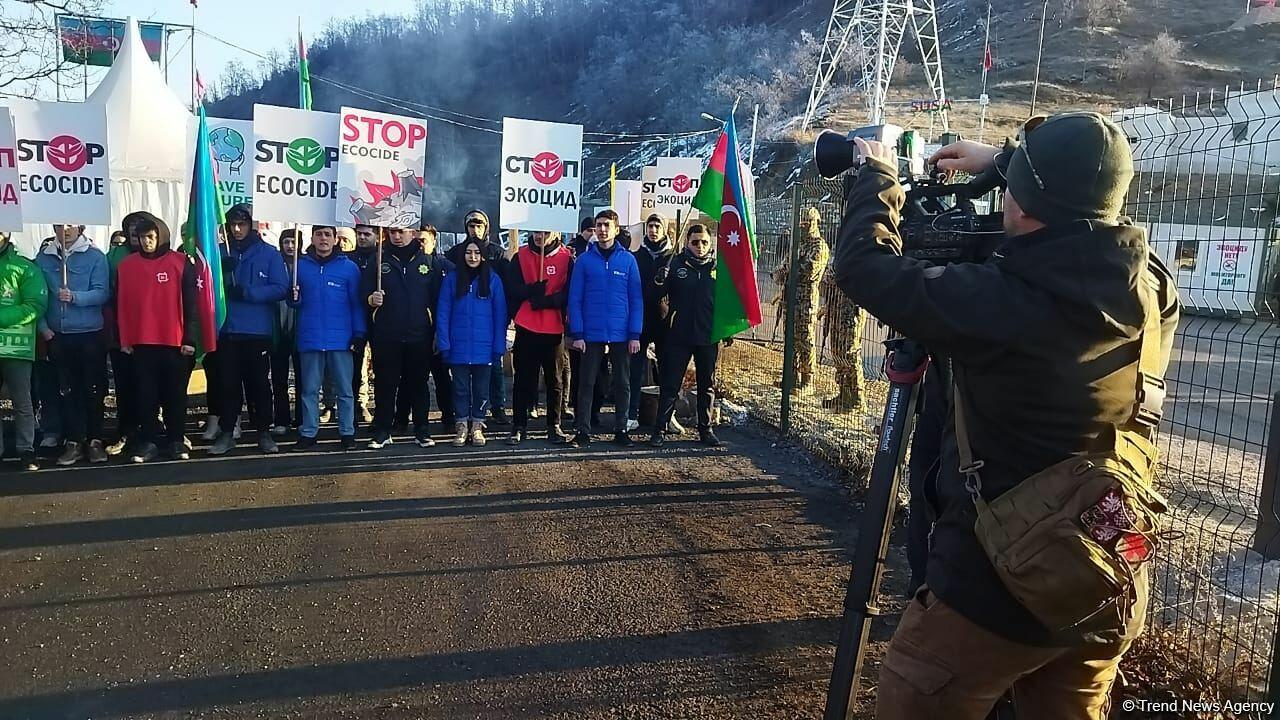 Акцию на Лачинской дороге освещают сотрудники чешского телевидения