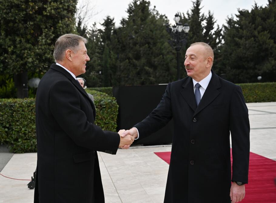 В Баку состоялась церемония официальной встречи Президента Румынии Клауса Йоханниса