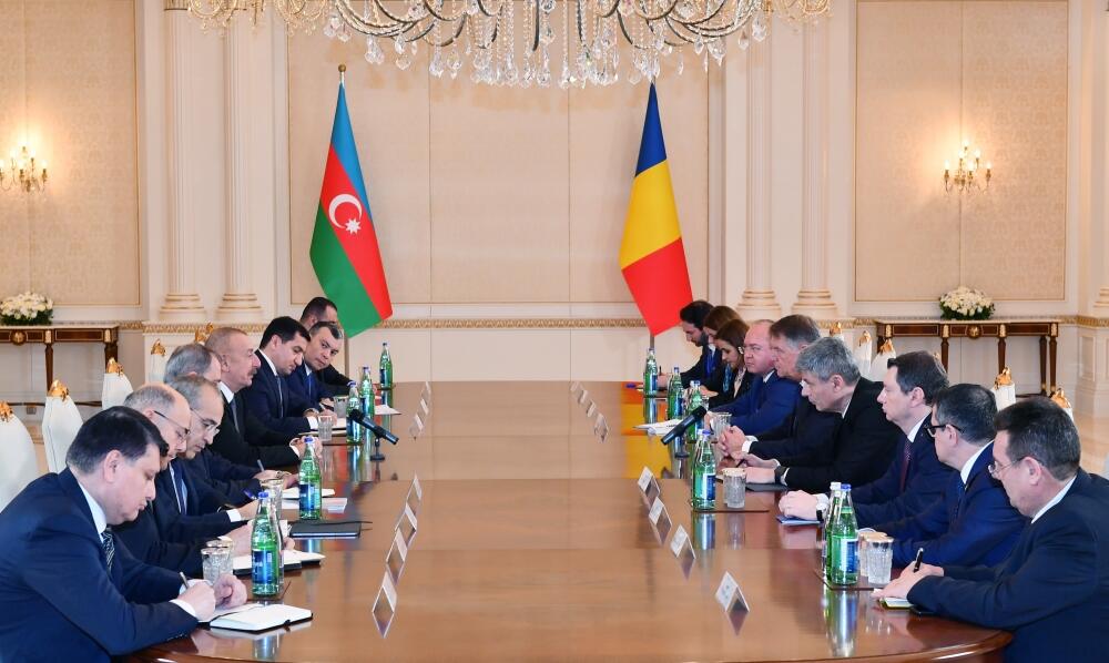 Состоялась встреча Президентов Азербайджана и Румынии в расширенном составе