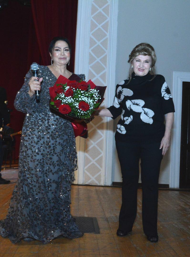 После многолетнего перерыва Фируза Ибадова выступила с соло-концертом