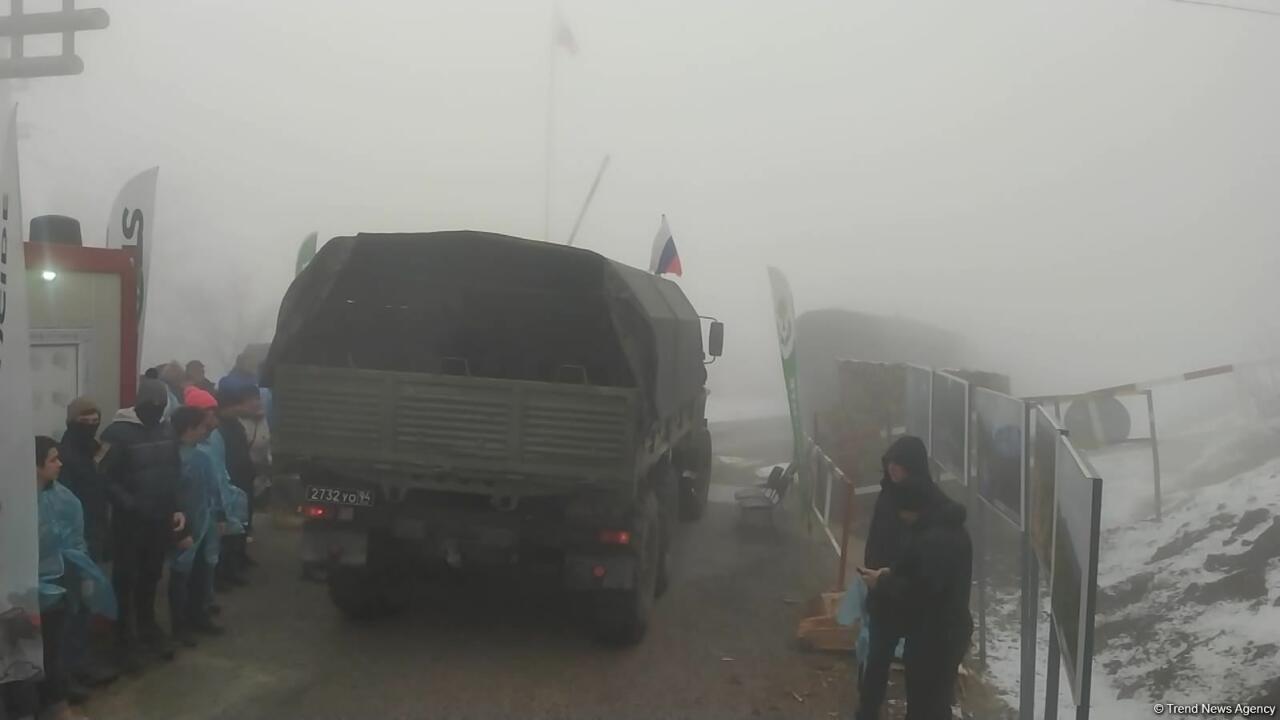 По Лачинской дороге проехали две грузовые автомашины миротворцев