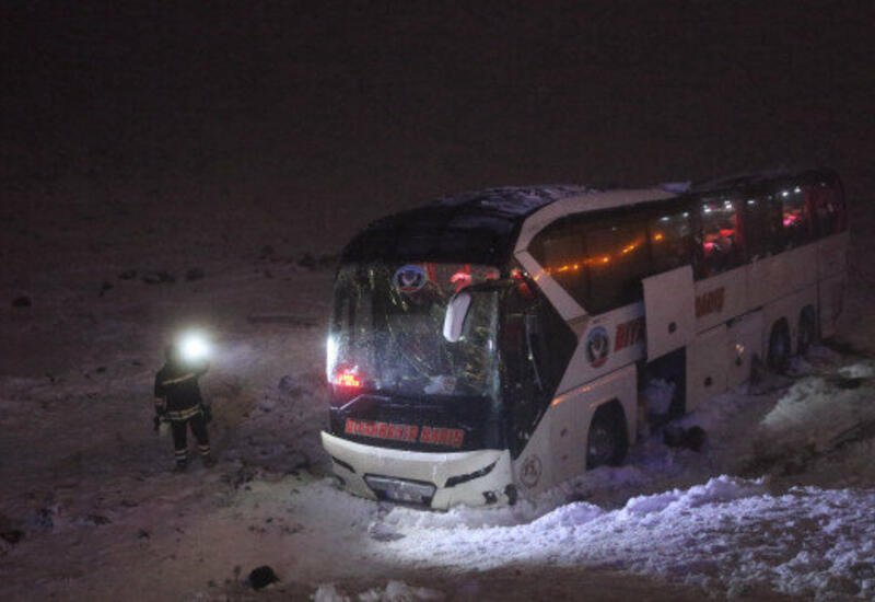 Автобус опрокинулся в кювет в Турции, пострадали 35 человек