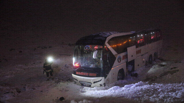 Автобус опрокинулся в кювет в Турции, пострадали 35 человек