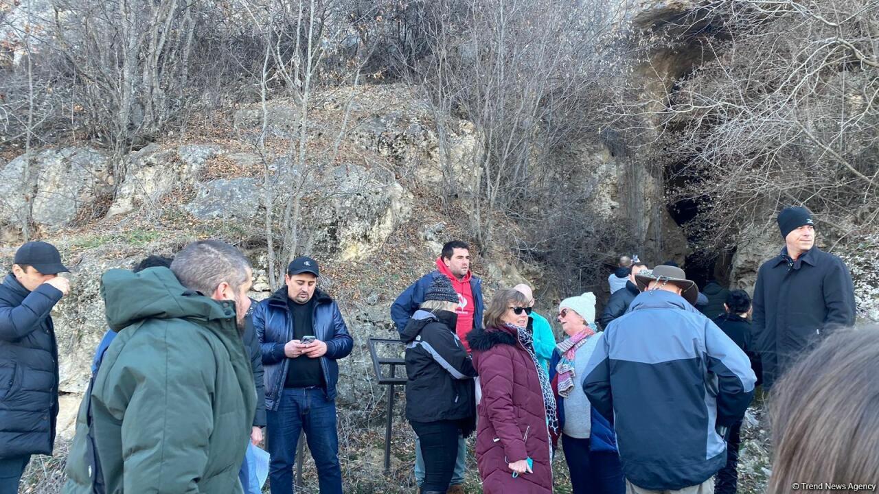 Международная делегация посетила Азыхскую пещеру