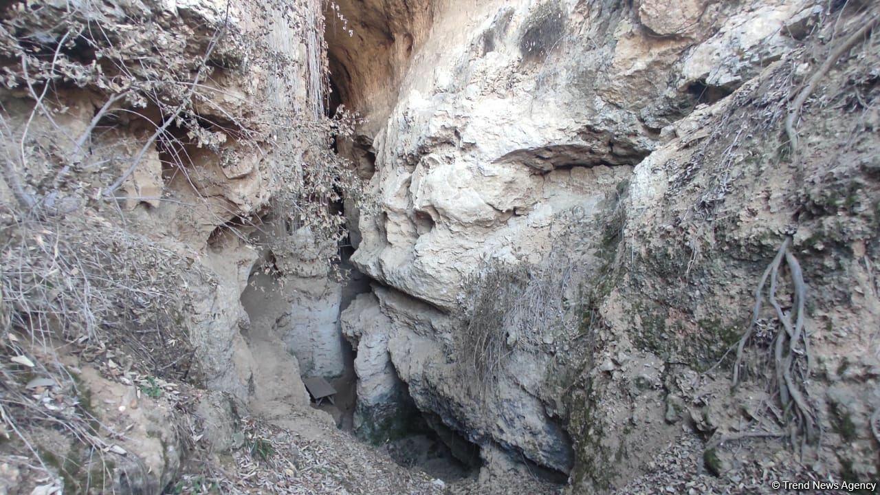 Международная делегация посетила Азыхскую пещеру