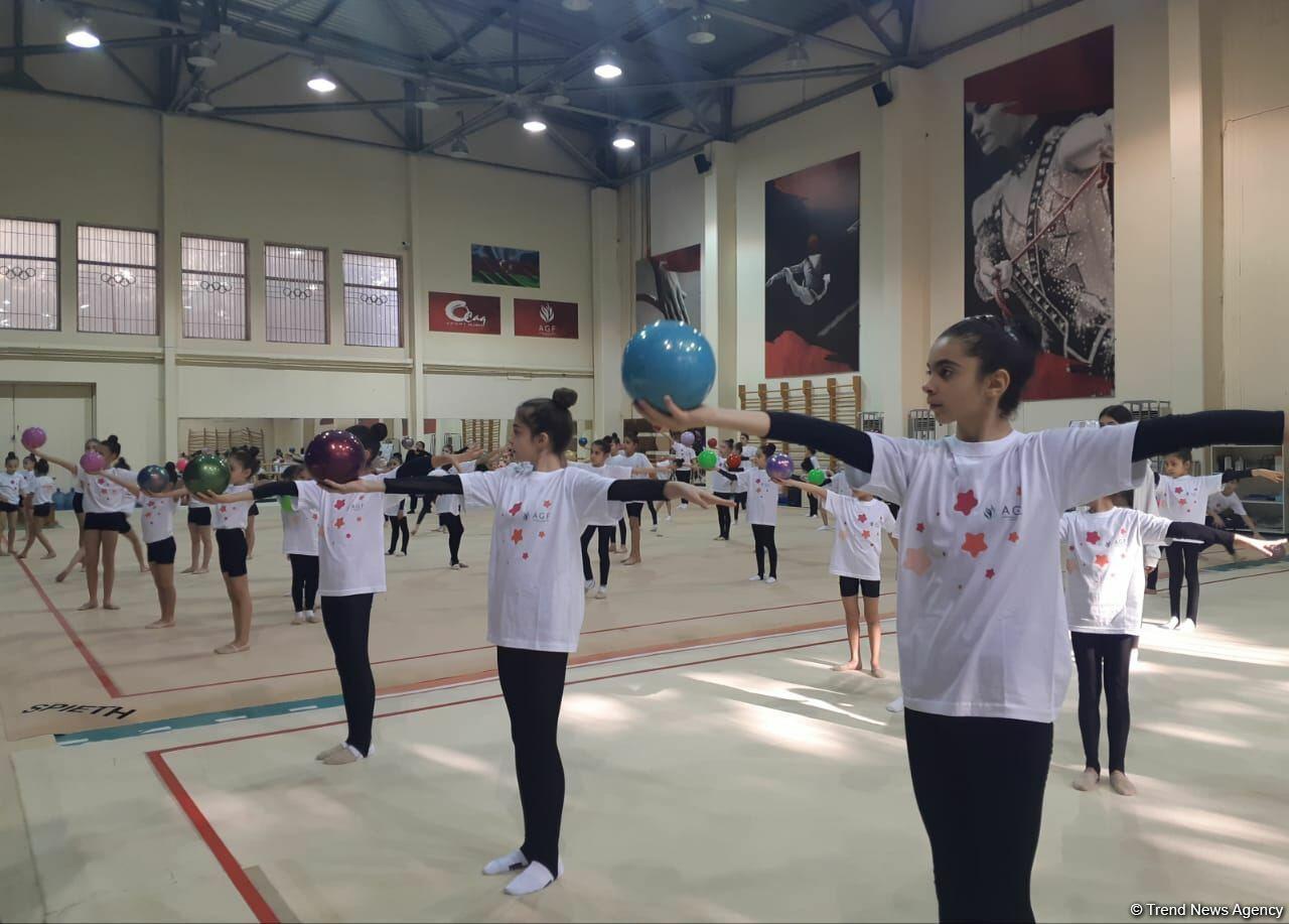 Известная болгарская гимнастка Катрин Тасева проводит в Баку мастер-класс