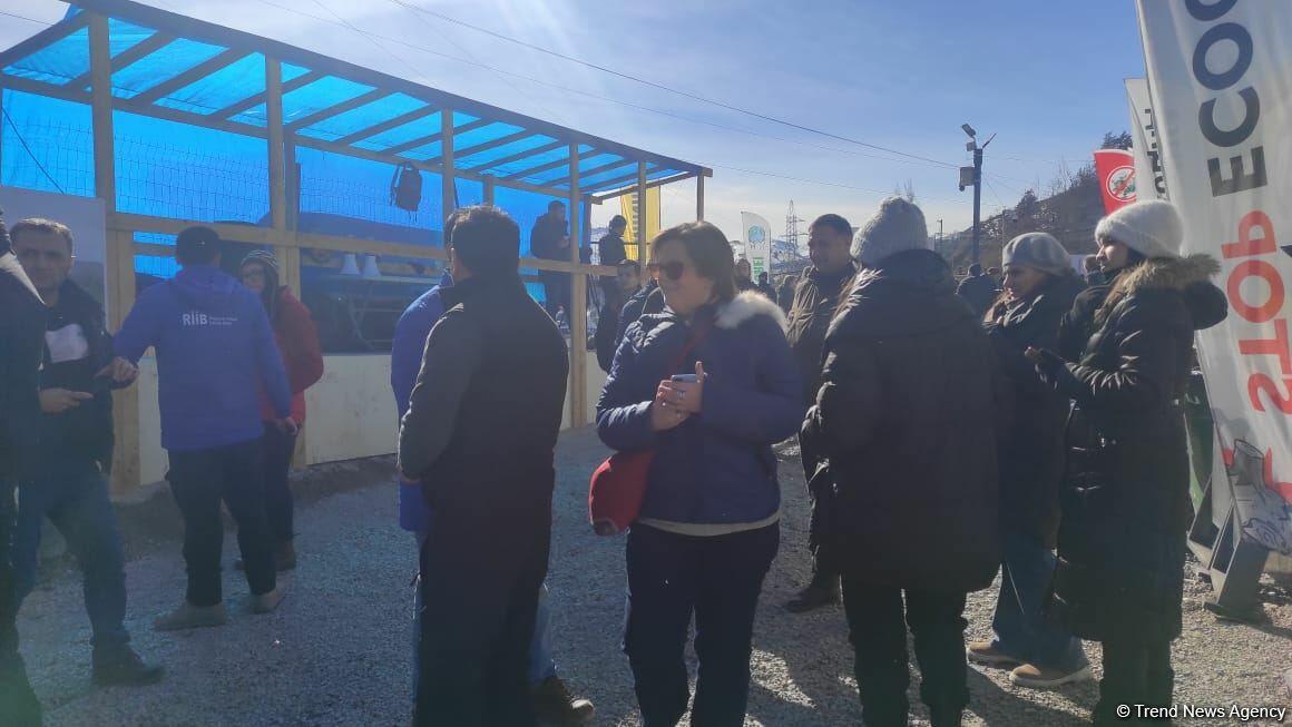 Международная делегация туристов посетила мирную акцию протеста на дороге Лачин-Ханкенди