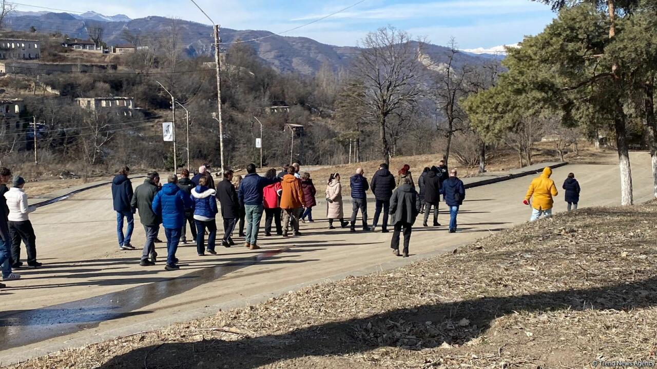 Иностранные туристы совершили пешую прогулку по городу Шуша
