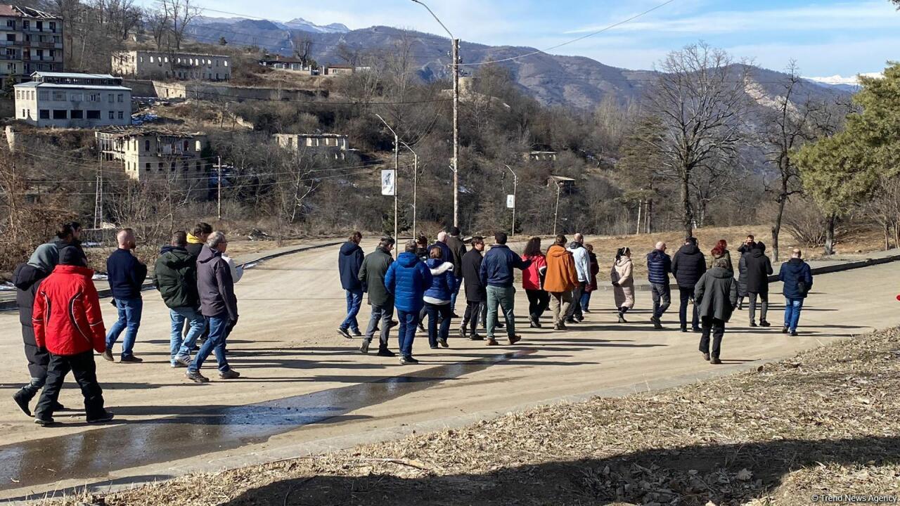 Иностранные туристы совершили пешую прогулку по городу Шуша