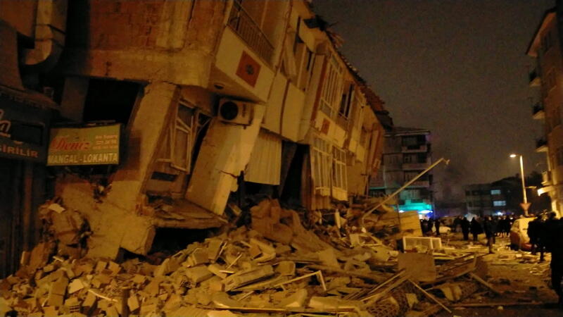 Мощное землетрясение в Турции, погибло 2 921 человек, пострадали 15 834
