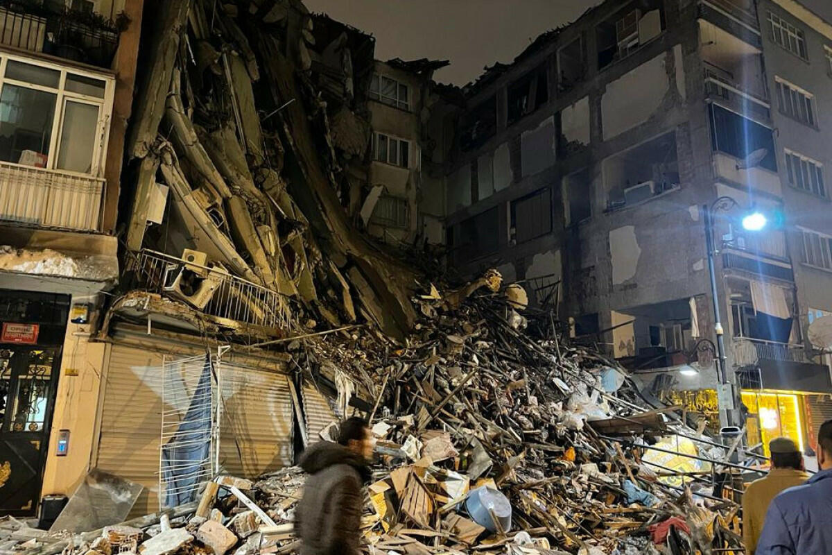 В Турции при землетрясении погибли 1498 человек