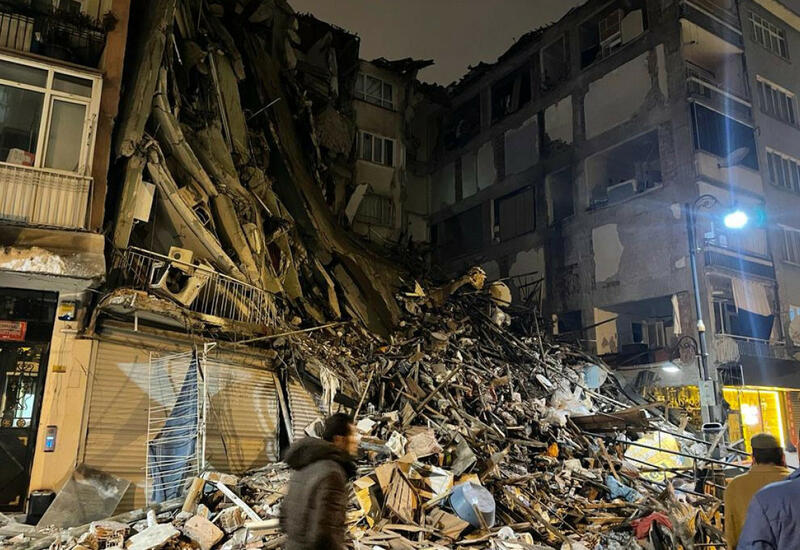 Число погибших при землетрясении в Турции превысило 1000 человек