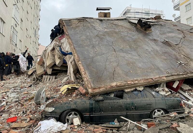 В Турции при землетрясении погиб 1 121 человек