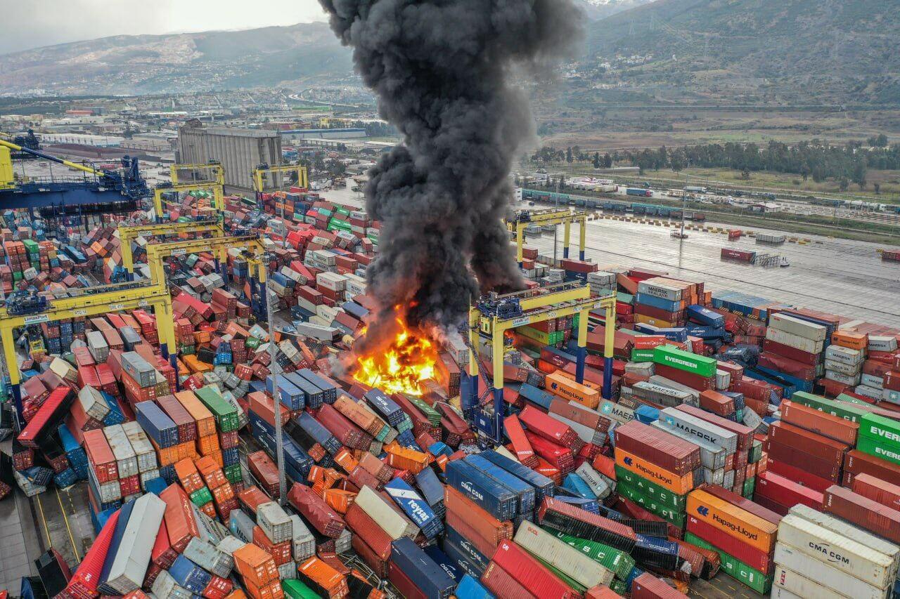 В турецком порту Искендерун начался сильный пожар