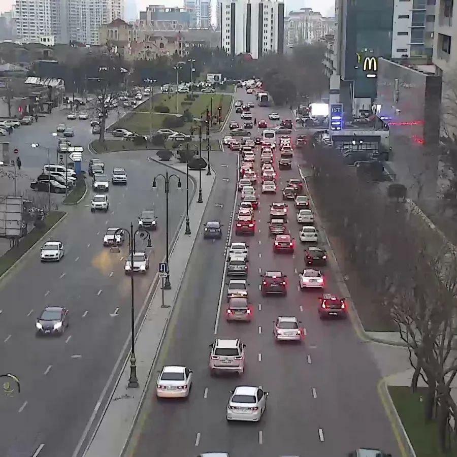 На некоторых улицах Баку затруднено движение транспорта