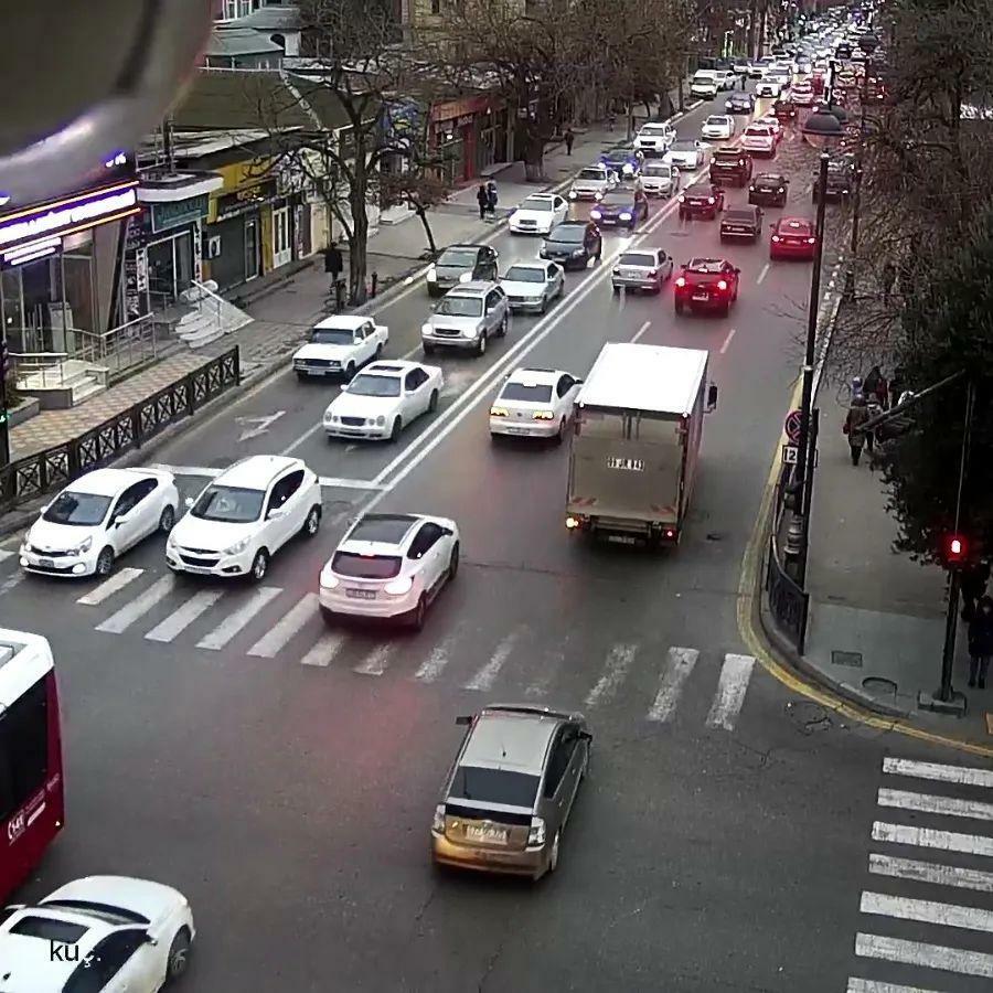 На некоторых улицах Баку затруднено движение транспорта