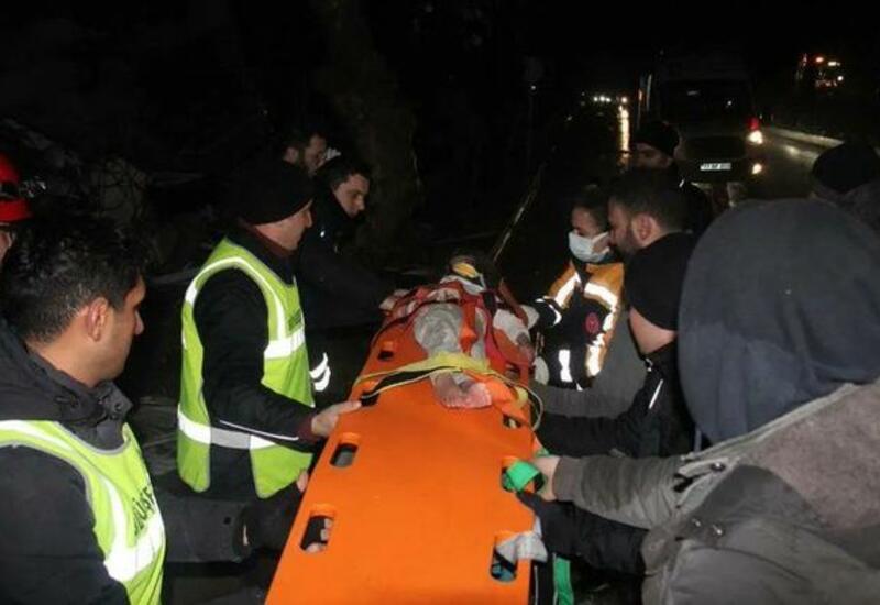 В турецком Газиантепе спустя 28 часов из-под завалов вытащили женщину и трех детей