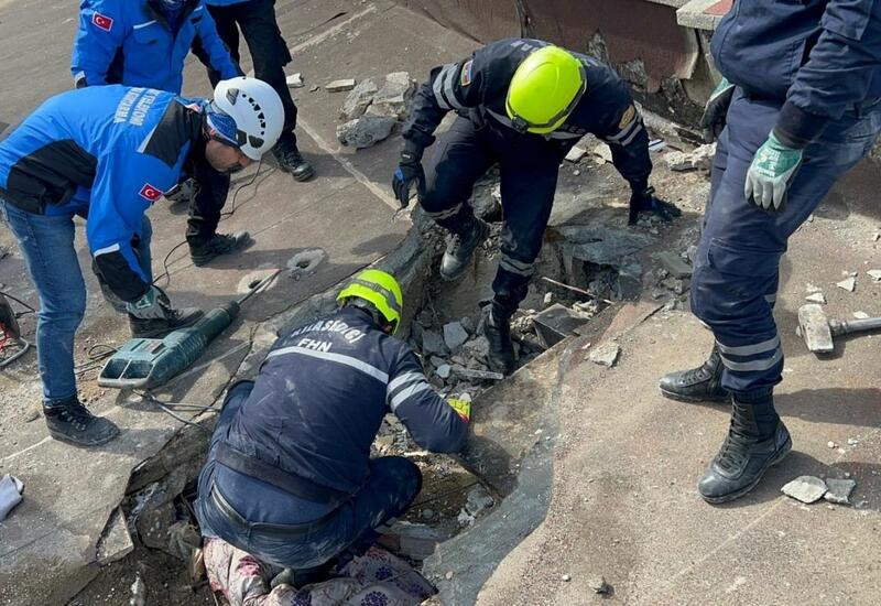 Азербайджанские спасатели вызволили из-под завалов в Турции 16 человек