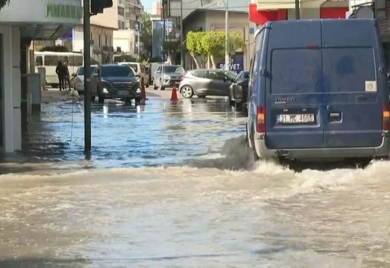После землетрясения в Хатае море вышло из берегов и затопило улицы