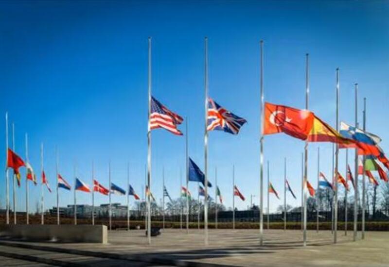 В штаб-квартире НАТО приспущены флаги 30 стран в знак солидарности с Турцией
