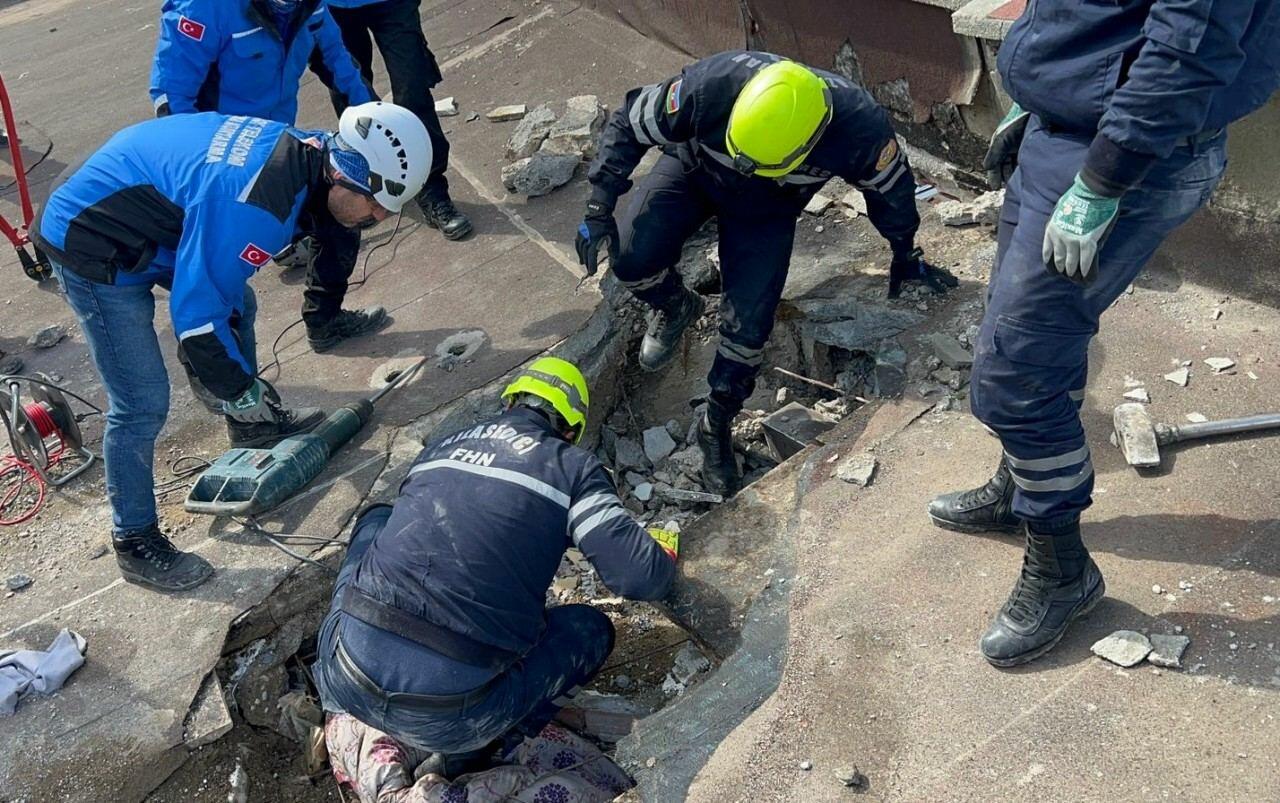 Спасатели МЧС Азербайджана спасли из-под завалов в Кахраманмараше 11 человек