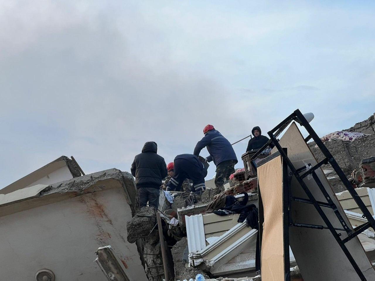 Азербайджанские спасатели ведут поисковые операции в зоне землетрясения