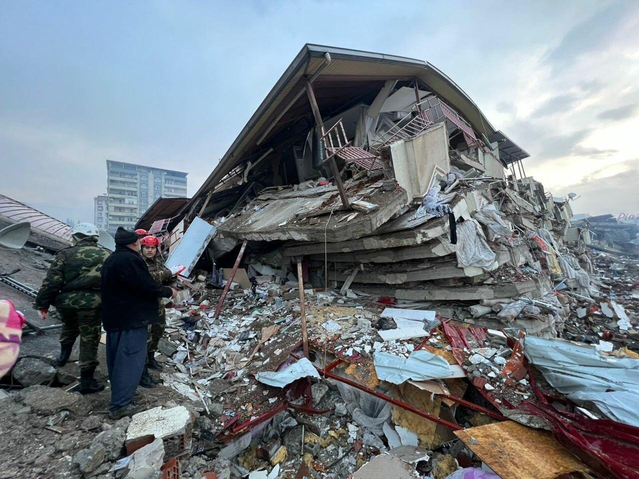Азербайджанские спасатели ведут поисковые операции в зоне землетрясения