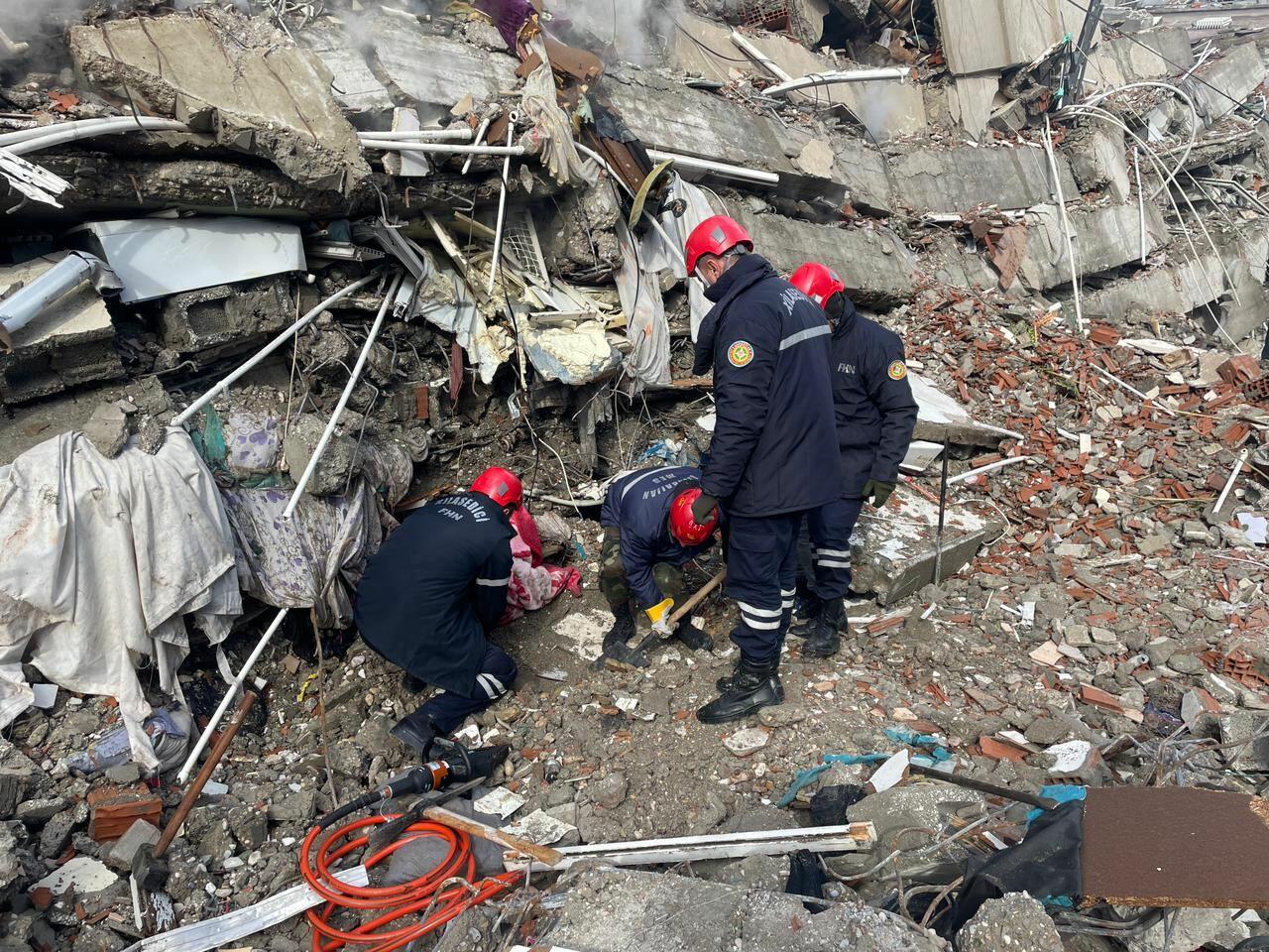 Спасатели МЧС Азербайджана спасли из-под обломков 3 человек в Турции
