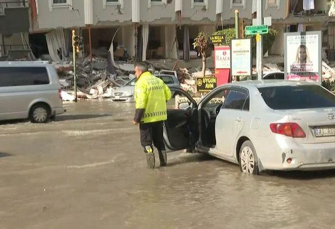 После землетрясения в Хатае море вышло из берегов и затопило улицы