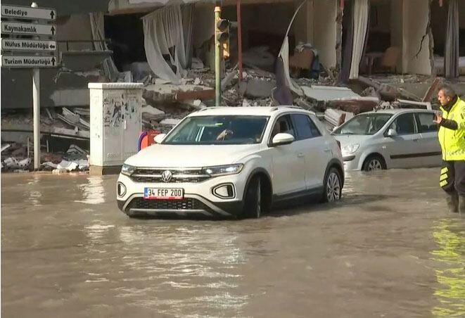 После землетрясения в Хатае море вышло из берегов и затопило улицы
