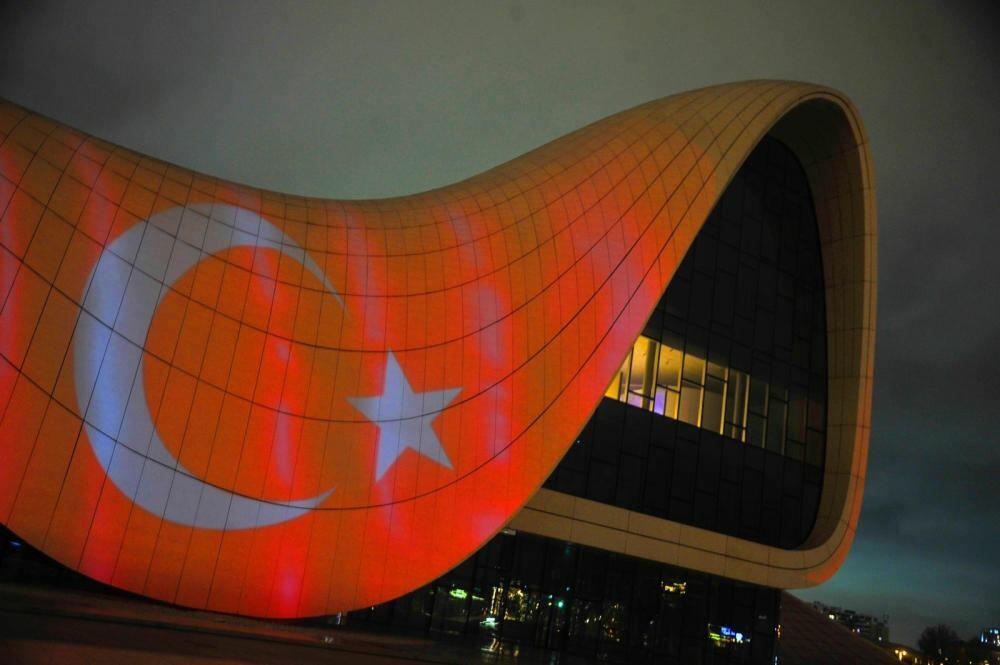Здание Центра Гейдара Алиева подсвечено цветами флага Турции