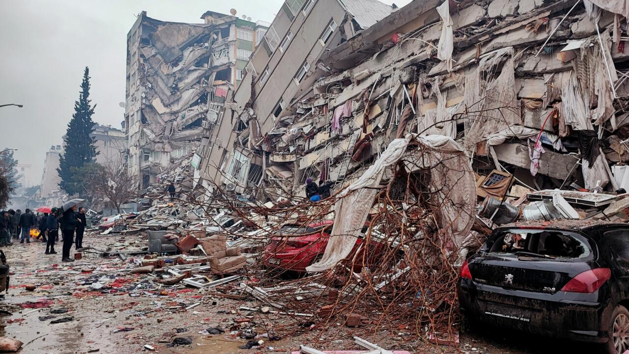 Число погибших в результате землетрясения в Турции достигло 39 672 человек