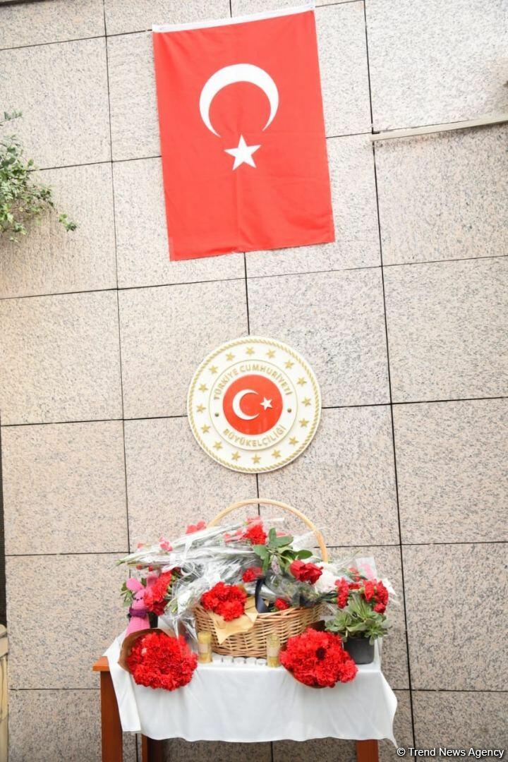 Граждане Азербайджана чтят память жертв землетрясения в Турции