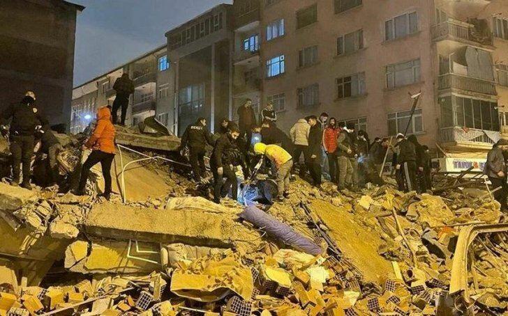 В Турции из под завалов спасли женщину