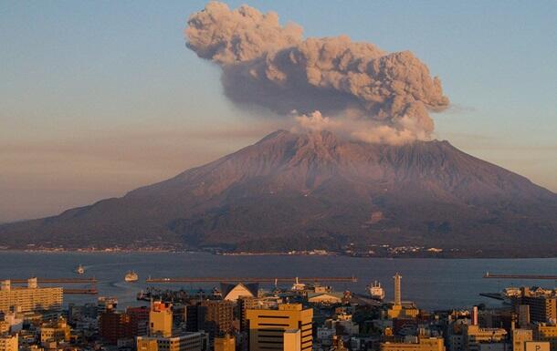Один из самых активных вулканов начал извергаться в Японии