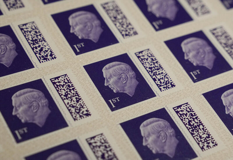 Королевская почта Великобритании представила первые марки с изображением Карла III