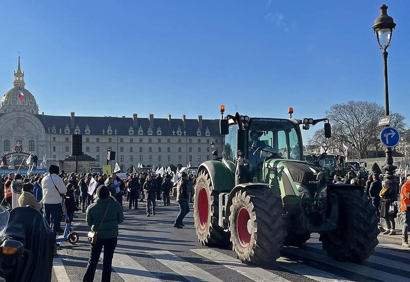 Французские фермеры в рамках акции протеста вывели сотни тракторов на дороги Парижа