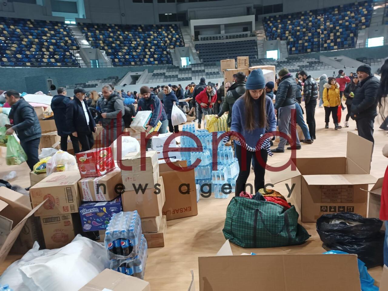 В Баку нескончаемый поток людей оказывает помощь братской Турции