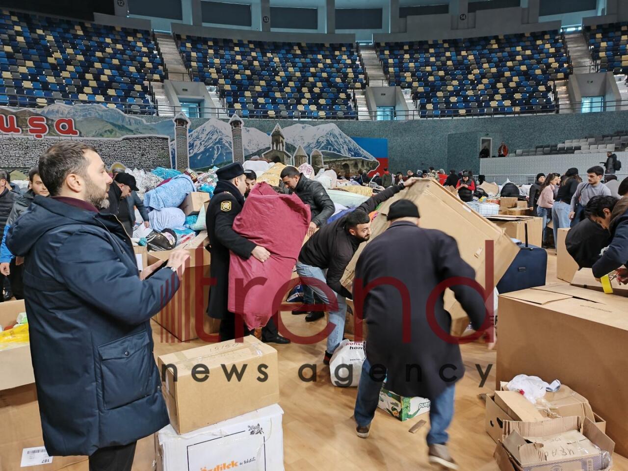 В Баку нескончаемый поток людей оказывает помощь братской Турции