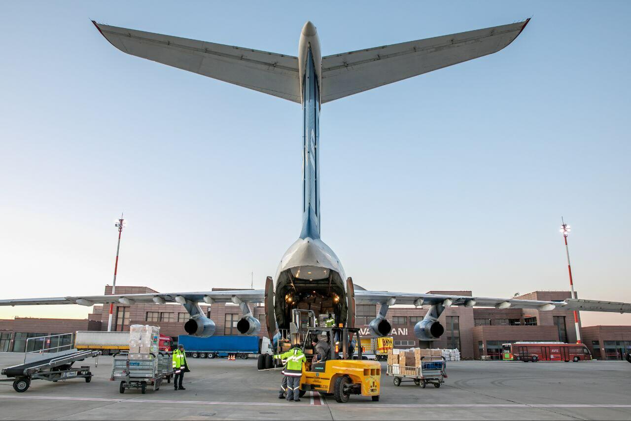 Самолет с гуманитарной помощью, направленной по поручению Первой леди Мехрибан Алиевой, прибыл в Газиантеп